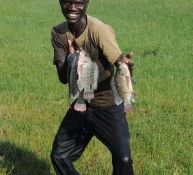 buying tilapia at Lake Albert, Murchison Falls Park DSC_0205