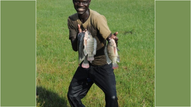 buying tilapia at Lake Albert, Murchison Falls Park DSC_0205