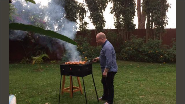 a familiar sight - this time BBQ at Suzan & Simon's in Kampala