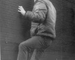 Dad fakes an escape across the insurmountable border fence