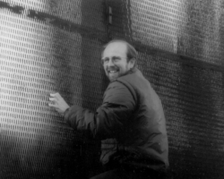 Dad fakes an escape across the insurmountable border fence